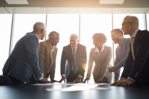 groupe-professionnels-matures-table-conference