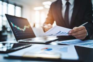 personne-analysant-documents-ordinateur-bureau