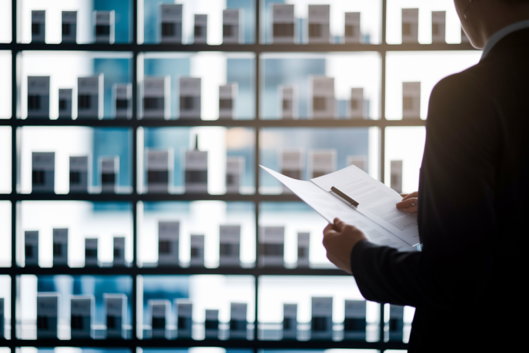 professionnel-dos-bureau-moderne-documents