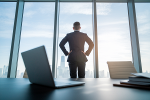 professionnel-dos-bureau-moderne-ville